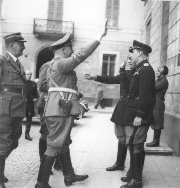 Fascismo - cerimonie - Cremona - Via Italo Balbo ora Ala Ponzone - Sacrario dei Martiri Fascisti - Il Federale Curtani con le autorità in visita