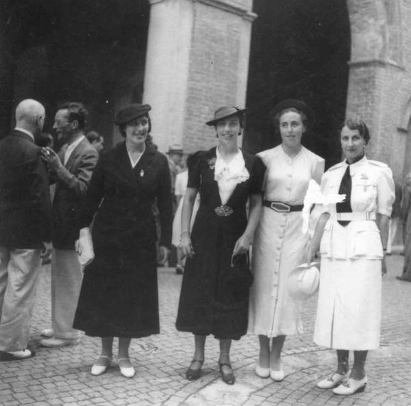 Fascismo - organizzazioni diverse - Cremona - Piazza del Comune - Palazzo Comunale - Cortile - Ritratto di gruppo - Fiduciarie dei Fasci Femminili