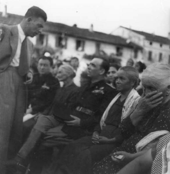 Fascismo - condizione femminile - Cremona - Via Brescia - Azienda Agricola Bianchini (ora abbattuta) - Il Federale Curtani con un partecipante al concerto