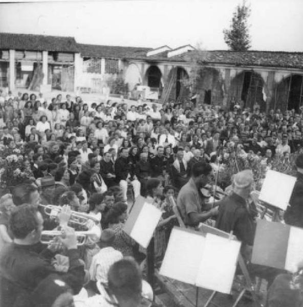 Fascismo - cerimonie - Cremona - Via Brescia - Azienda Agricola Bianchini (ora abbattuta) - I concertisti e il pubblico del concerto sull'aia