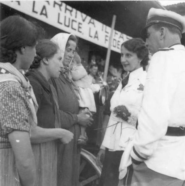 Fascismo - cerimonie - Cremona - Via Brescia - Azienda Agricola Bianchini (ora abbattuta) - La Segretaria dei Fasci Femminili della Rosa e il Federale Curtani con una "Massaia Rurale"