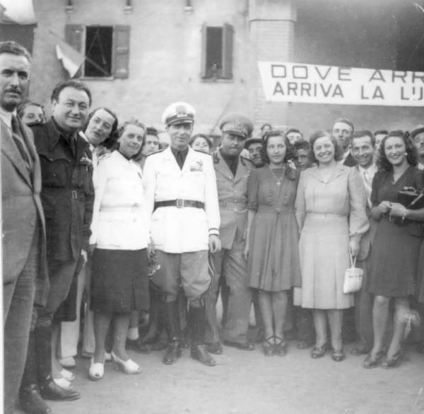 Fascismo - cerimonie - Cremona - Via Brescia - Azienda Agricola Bianchini (ora abbattuta) - Il Federale Curtani con alcune Massaie Rurali