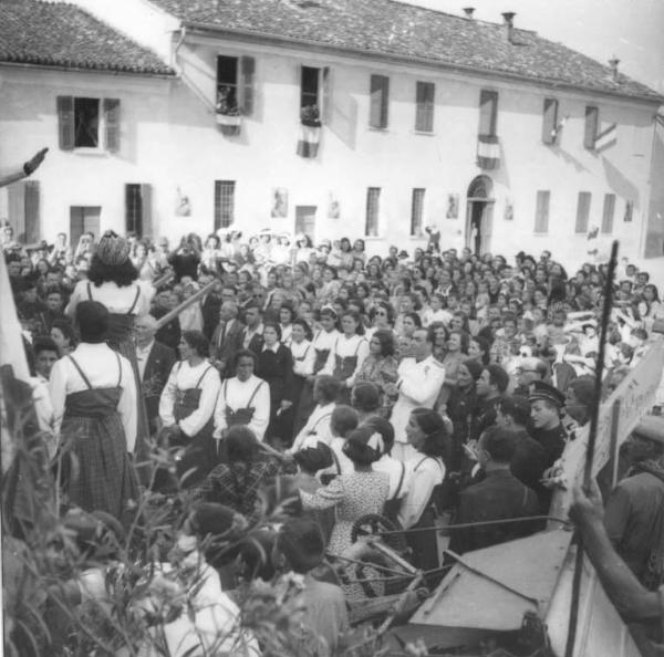 Fascismo - cerimonie - Cremona - Via Brescia - Azienda Agricola Bianchini (ora abbattuta) - Concerto sull'aia - Il Federale Curtani con il pubblico