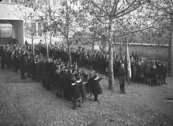 Esine - Scuola elementare - Bambini eseguono il saluto fascista