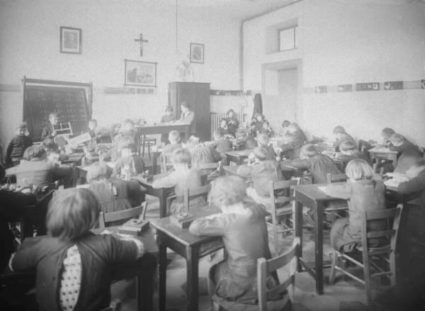 Cogno - Scuola elementare - Interno - Aula - Bambini durante la lezione