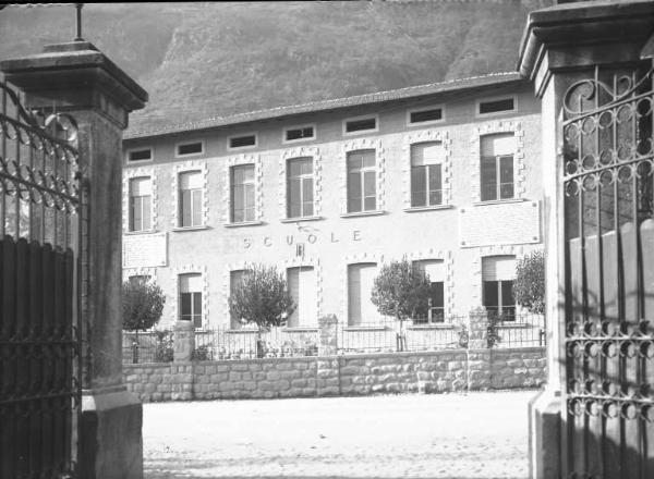 Cogno - Scuola elementare - Veduta dell'edificio dal cancello d'ingresso