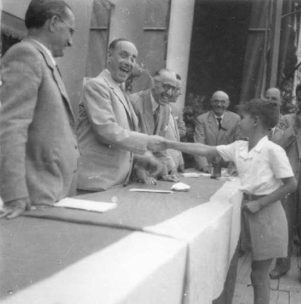 Cremona - Via Mantova - Foro Boario - Fiera agricola - Il Presidente della Fiera con un bambino