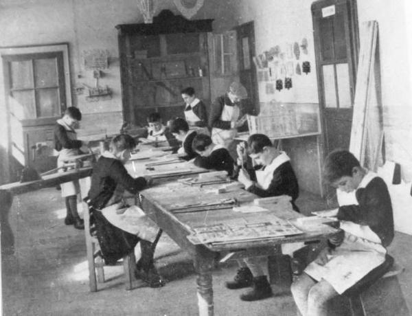 Cremona - Scuola degli Emendabili - Laboratorio di falegnameria e intaglio - Alunni al lavoro