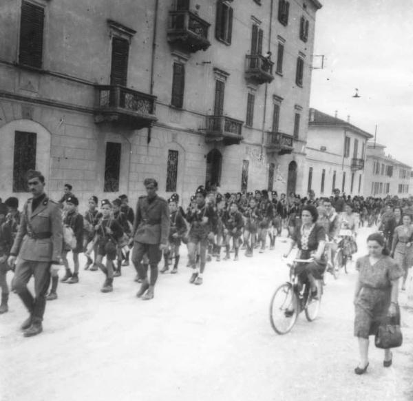 Fascismo - Cremona - Via Massarotti - Opera Nazionale Balilla - Sfilata dei Balilla verso la stazione