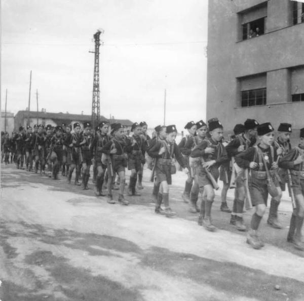 Fascismo - Cremona - Via Massarotti - Opera Nazionale Balilla - Sfilata dei Balilla verso la stazione