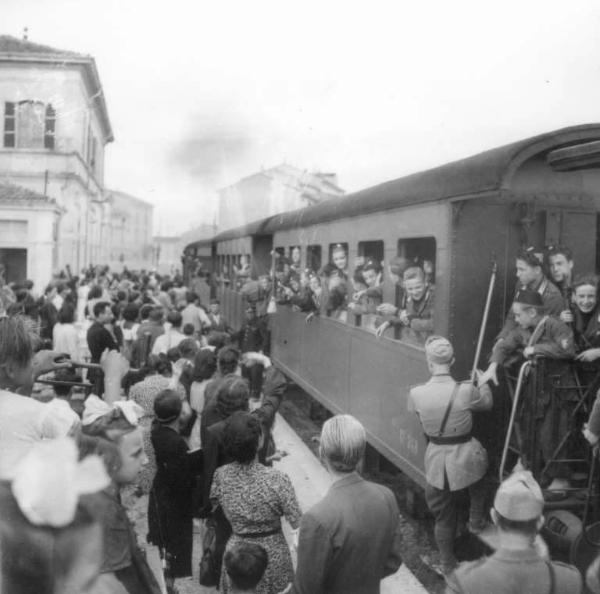 Fascismo - Cremona - Via Milano - Stazione ferroviaria della S.N.F.T - Opera Nazionale Balilla - Treno - Balilla in partenza per Breno - Saluti