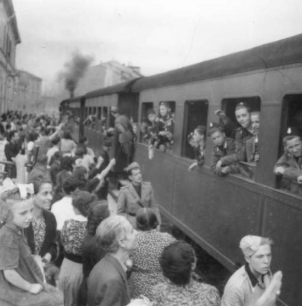 Fascismo - Cremona - Via Milano - Stazione ferroviaria della S.N.F.T - Opera Nazionale Balilla - Treno - Balilla in partenza per Breno - Saluti