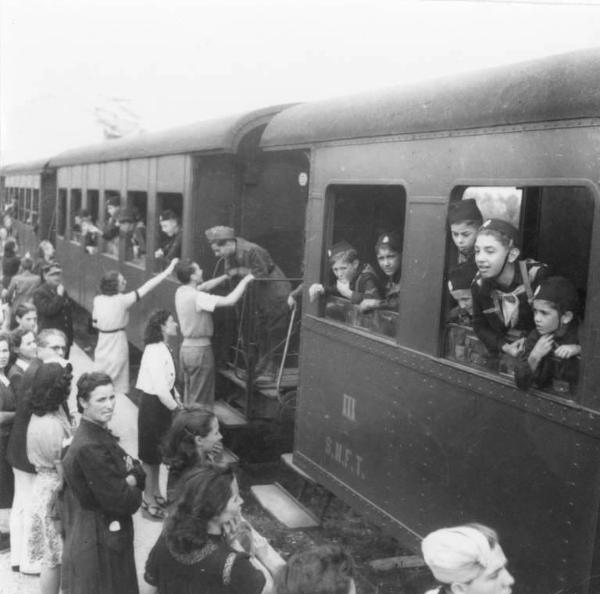 Fascismo - Cremona - Via Milano - Stazione ferroviaria della S.N.F.T - Opera Nazionale Balilla - Treno - Balilla in partenza per Breno - Saluti