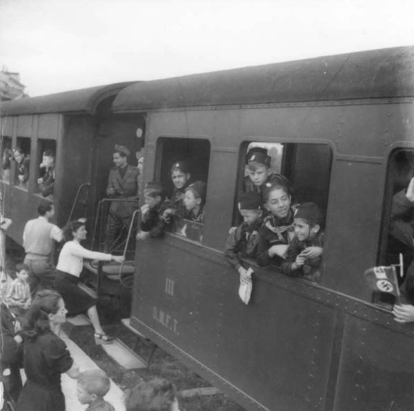 Fascismo - Cremona - Via Milano - Stazione ferroviaria della S.N.F.T - Opera Nazionale Balilla - Treno - Balilla in partenza per Breno - Saluti