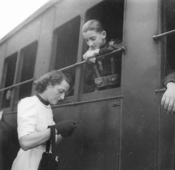 Fascismo - Cremona - Via Milano - Stazione ferroviaria della S.N.F.T - Opera Nazionale Balilla - Treno - Balilla in partenza per Breno - Saluti