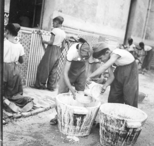 Fascismo - Cremona - Via Colletta - Opera Nazionale Balilla - Preparazione della calce - Balilla al lavoro