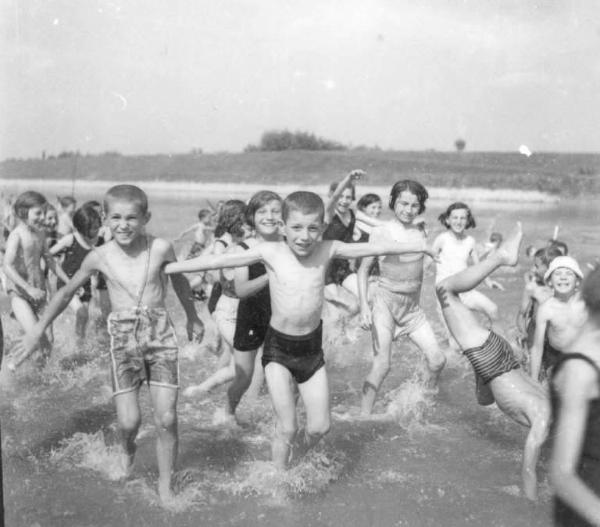 Fiume Oglio - Isola Dovarese - Colonia fluviale - Bambini nel fiume