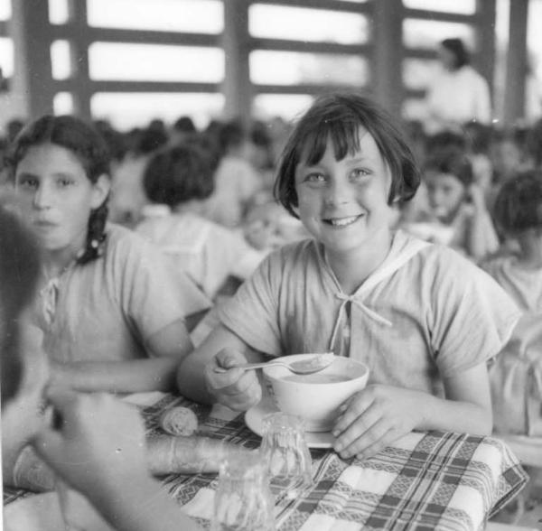 Cremona - Vial del Sale - Colonia Padana - Mensa - Bambine a pranzo