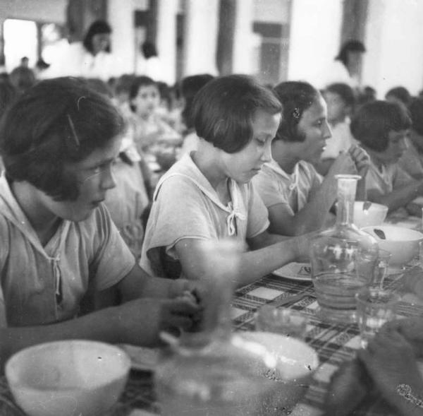 Cremona - Vial del Sale - Colonia Padana - Mensa - Bambine a pranzo