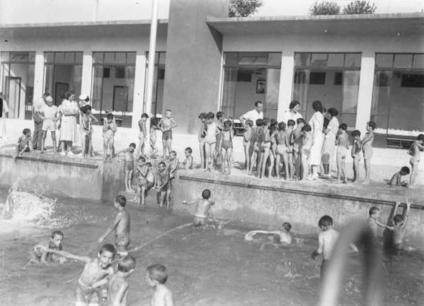 Cremona - Via del Sale - Colonia Roberto Farinacci - Piscina - Bambini in acqua