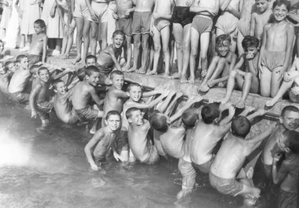 Cremona - Via del Sale - Colonia Roberto Farinacci - Piscina - Bambini sul bordo della piscina