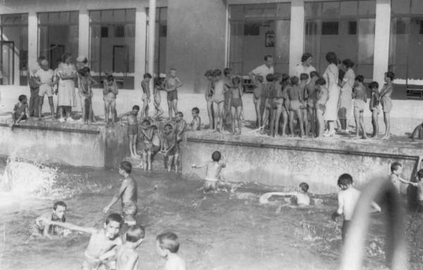 Cremona - Via del Sale - Colonia Roberto Farinacci - Piscina - Bambini in acqua