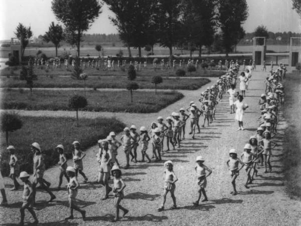 Cremona - Colonie cremonesi - Bambini nel parco