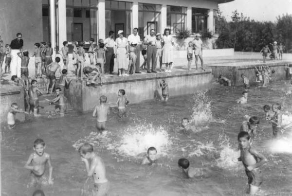 Cremona - Via del Sale - Colonia Roberto Farinacci - Piscina - Bambini in acqua