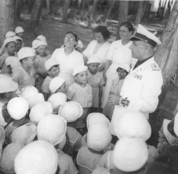 Fascismo - organizzazioni diverse - Cremona - Via del Sale - Colonia Padana - Il Comandante Giaccone con le bagnine e i ragazzi della Colonia