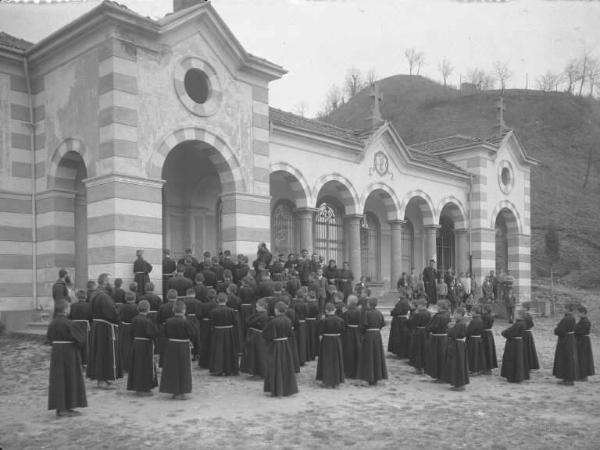 Berzo Inferiore - Cimitero - Pellegrinaggio alla tomba di Padre Innocenzo da Berzo - Gruppo di fratini