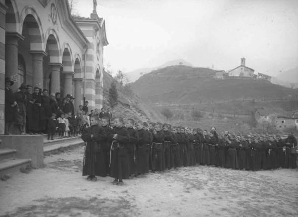 Berzo Inferiore - Cimitero - Pellegrinaggio alla tomba di Padre Innocenzo da Berzo - Gruppo di fratini