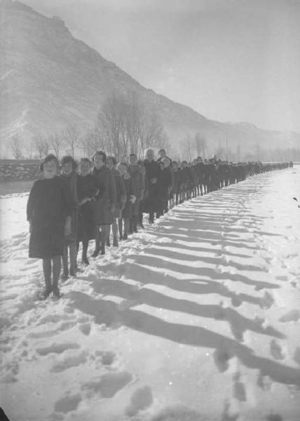 Donne disposte in fila su un campo innevato