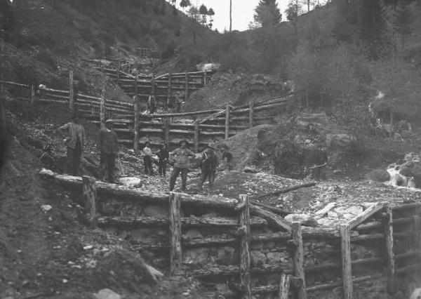 Borno - Torrente Caidone - Briglie di contenimento - Cantiere - Operai al lavoro