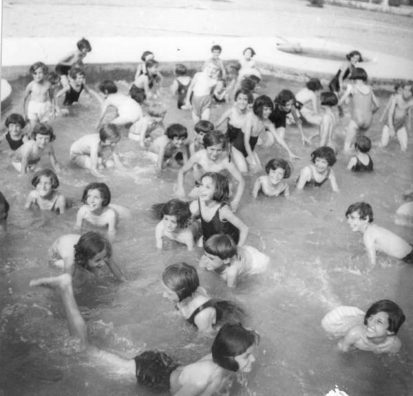 Cremona - Via del Sale - Colonia Padana - I ragazzi giocano nell'acqua della piscina