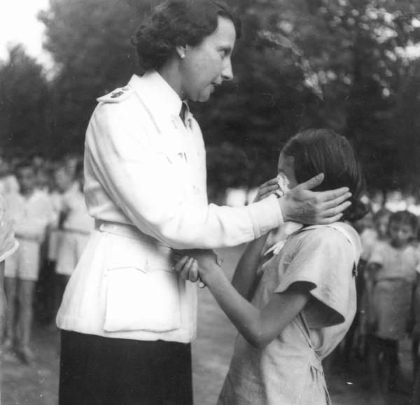 Fascismo - visite ufficiali, inaugurazioni e simili - Cremona - Via del Sale - Colonia Padana -- Fiduciaria dei Fasci Femminili Della Rosa con una bambina