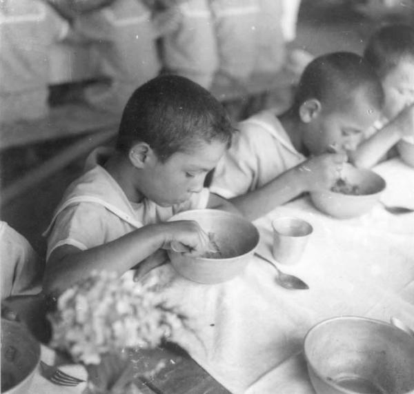 Pandino - Colonia campestre- Mensa - Bambini durante il pranzo