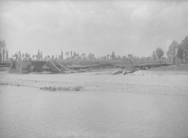 Fiume Chiese (?) - Cantiere - Ponte e argini in costruzione