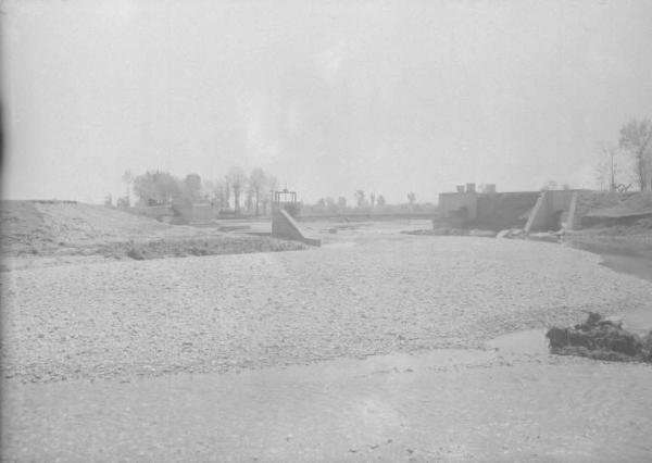 Fiume Chiese (?) - Cantiere - Ponte e argini in costruzione