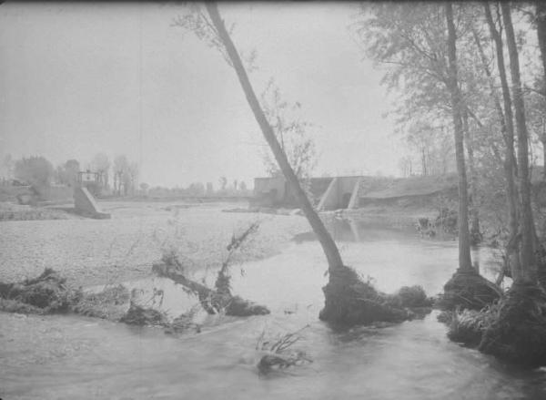 Fiume Chiese (?) - Cantiere - Ponte e argini in costruzione