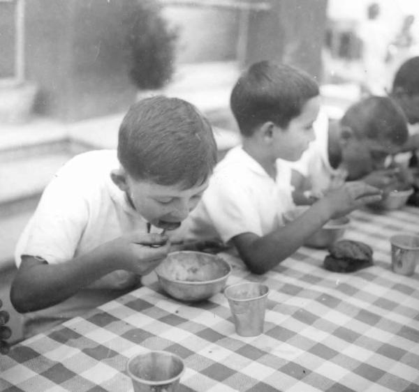 Pandino - Colonia campestre - Mensa - Bambini durante il pranzo