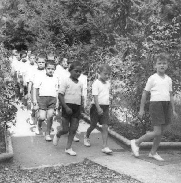 San Colombano Collio - Colonia montana - Gruppo di bambini durante la passeggiata