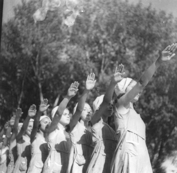 Fascismo - Cremona - Via del Sale - Colonia Padana -Saluto fascista delle bambine