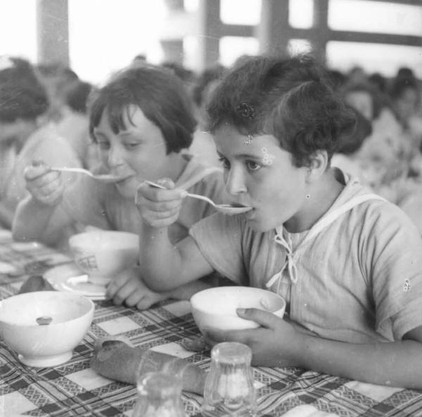 Cremona - Via del Sale - Colonia Padana - Mensa - Bambine durante il pranzo