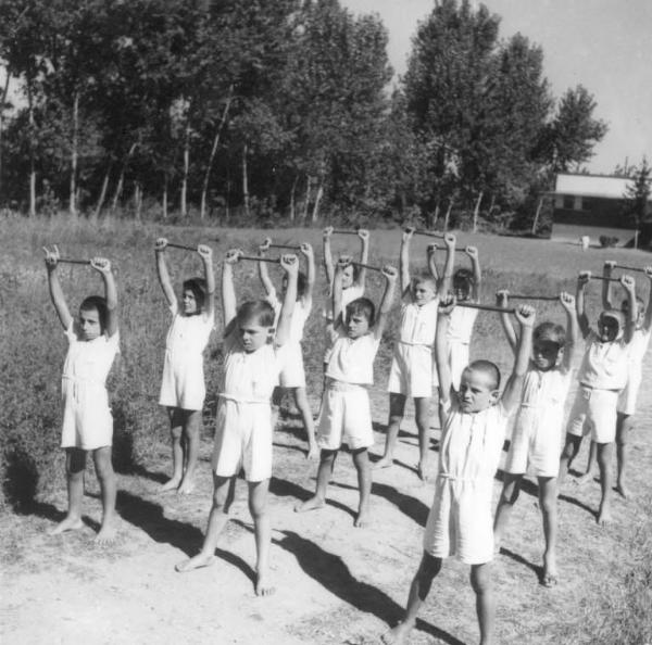 Cremona - Via del Sale - Colonia Padana - Esercitazioni ginniche - Bambini nel parco