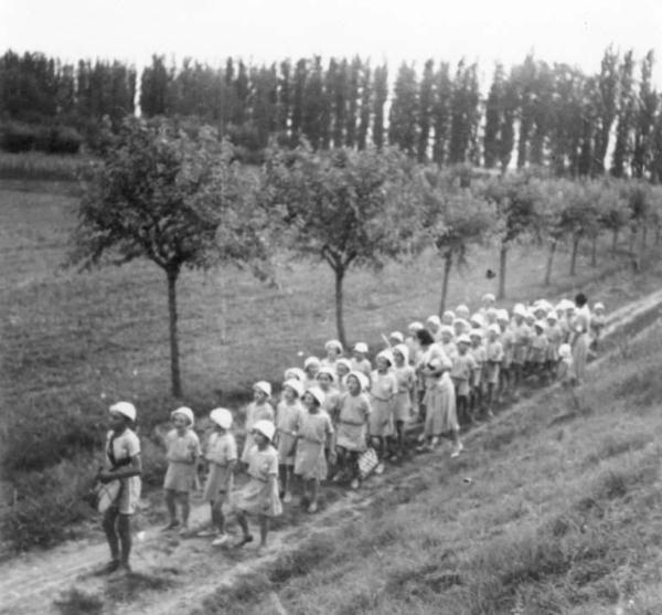 Cremona - Via del Sale - Colonia Padana - I ragazzi, in gruppo, durante una passeggiata