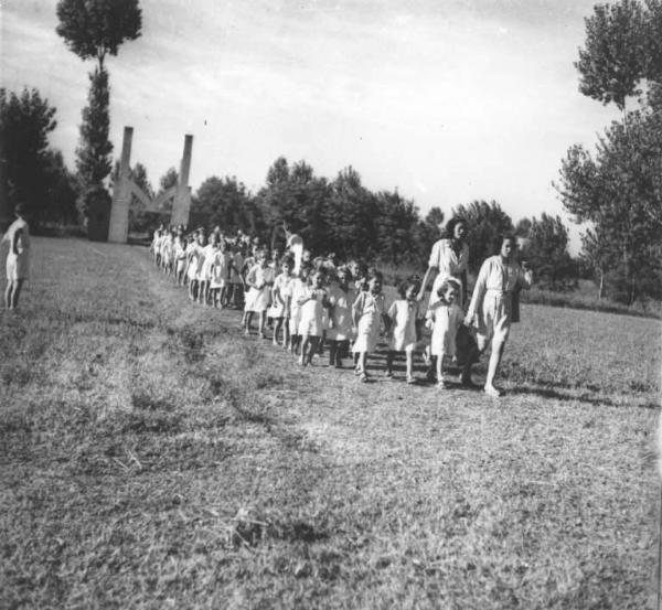 Cremona - Via del Sale - Colonia Padana - Rientro alla colonia - Gruppo di ragazzi