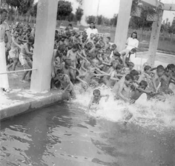 Cremona - Via del Sale - Colonia Padana - Bambini nella piscina