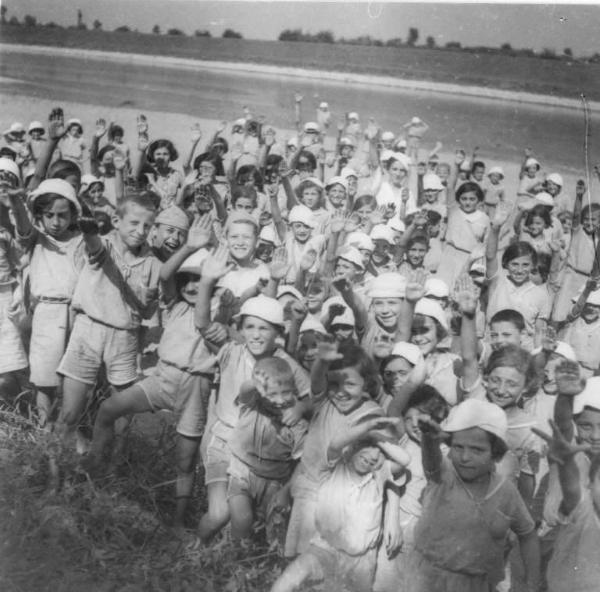 Fiume Po - Cremona - Colonia Padana -Gruppo di bambini in riva al fiume