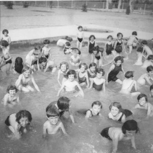 Cremona - Via del Sale - Colonia Padana - Bambini nella piscina