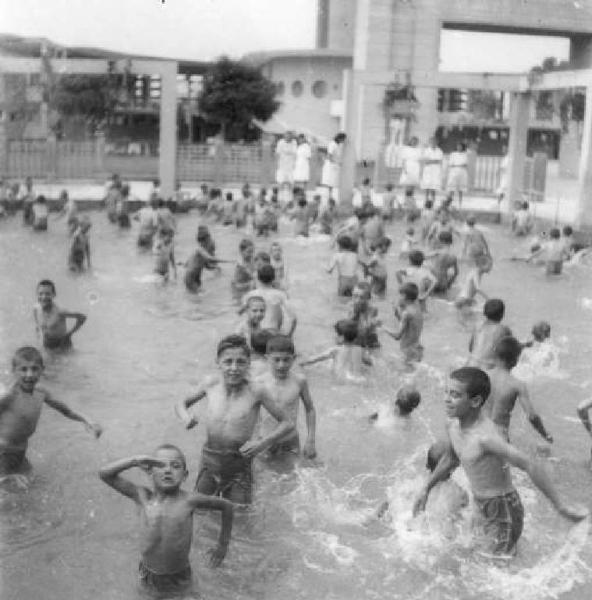 Cremona - Via del Sale - Colonia Padana - Bambini nella piscina